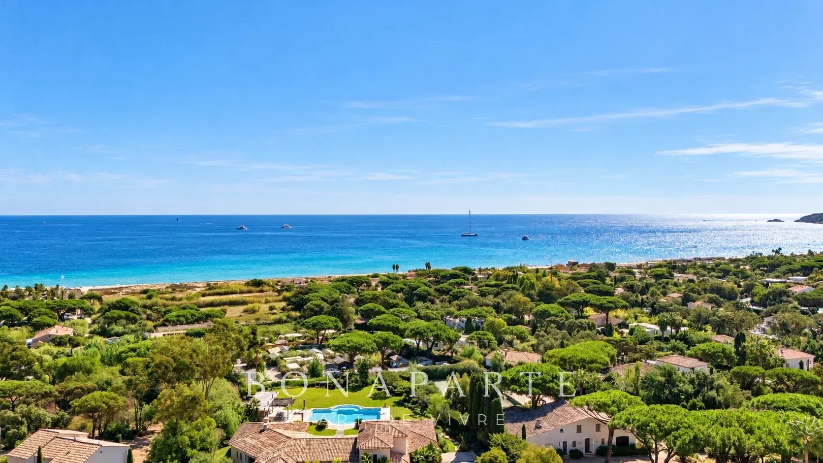 RAMATUELLE – PLAGE DE PAMPELONNE: Villa contemporaine d’exception avec vue panoramique sur la Méditerranée